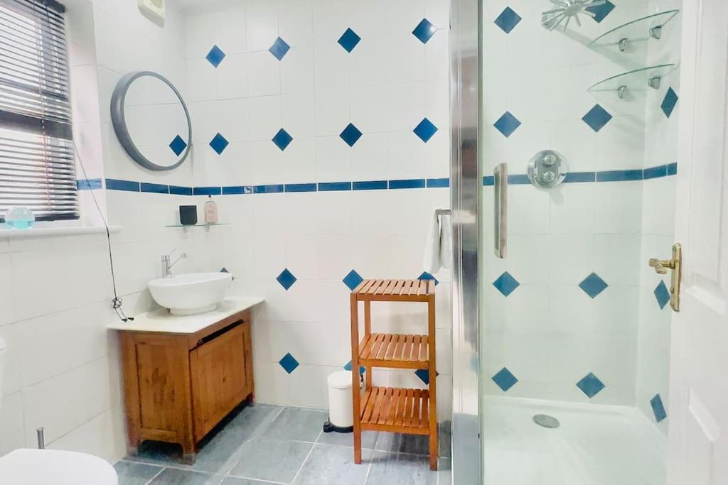 Amazing Location - City Of London- 2 Bedroom Stunning Canal View House With Private Garden,Parking & Balcony Ngoại thất bức ảnh